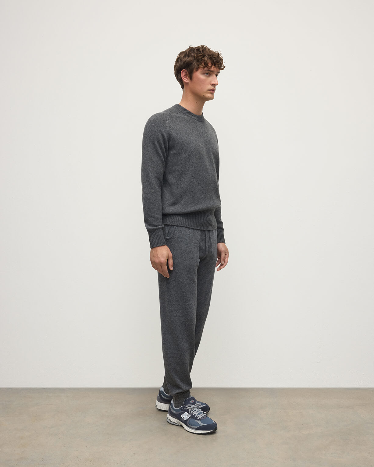 Johnstons of Elgin SS25 Men's Knitwear Mid Grey Tapered Cashmere Joggers with matching cashmere quarter zip neck sweater KBP00948HA0501