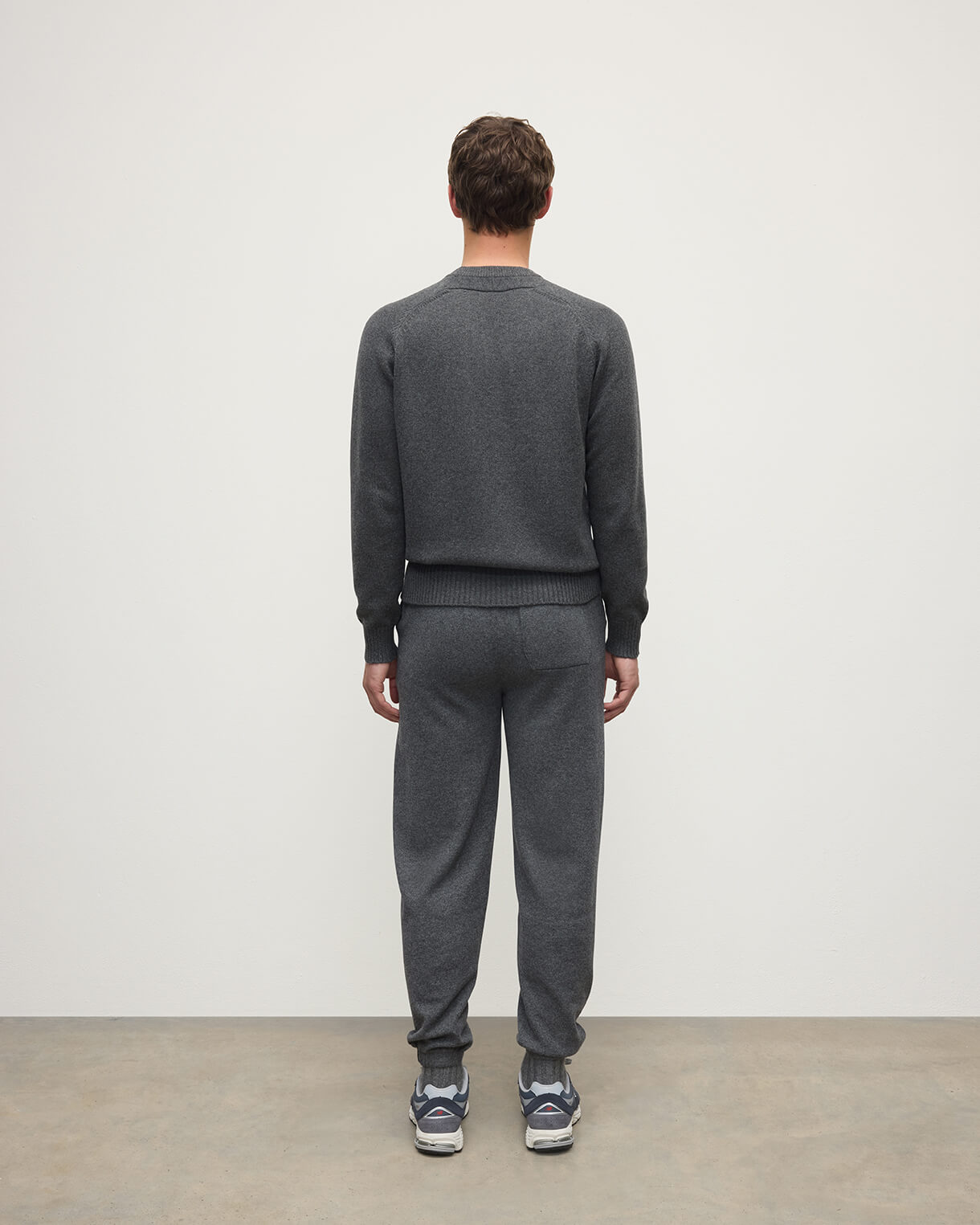 Johnstons of Elgin SS25 Men's Knitwear Mid Grey Tapered Cashmere Joggers with matching cashmere quarter zip neck sweater KBP00948HA0501