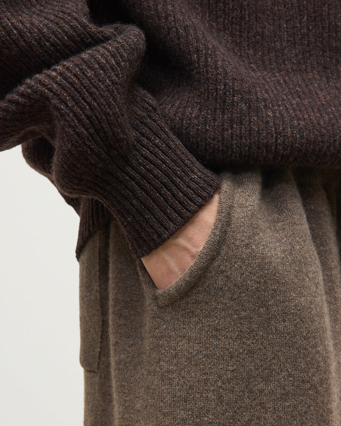 JOHNSTONS OF ELGIN LEWIS LOUNGE PANTS PERFORMANCE CASHMERE TAPERED JOGGERS - 2 PLY BROWN 97% CASHMERE, 3% POLYESTER KBP01124HB7128