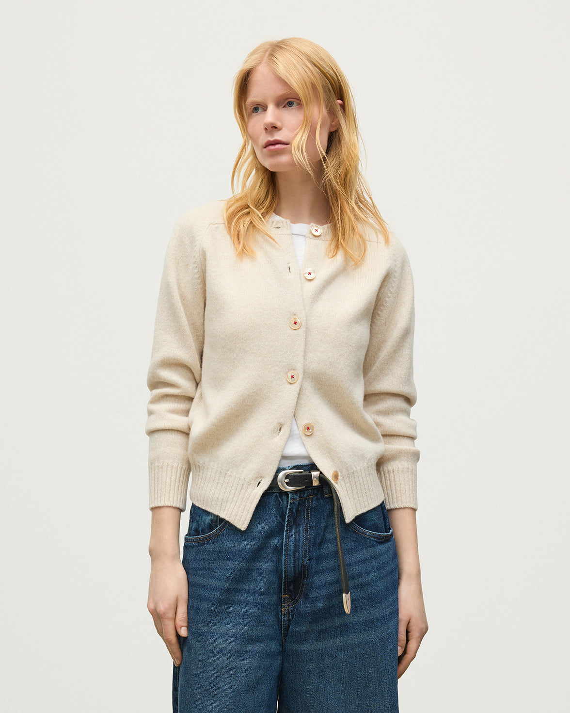 JOHNSTONS OF ELGIN BLYTH CREW CARDIGAN LAMBSWOOL ROUND NECK SADDLE SHOULDER CARDIGAN CREAM 100% LAMBSWOOL KDA00820HB0294