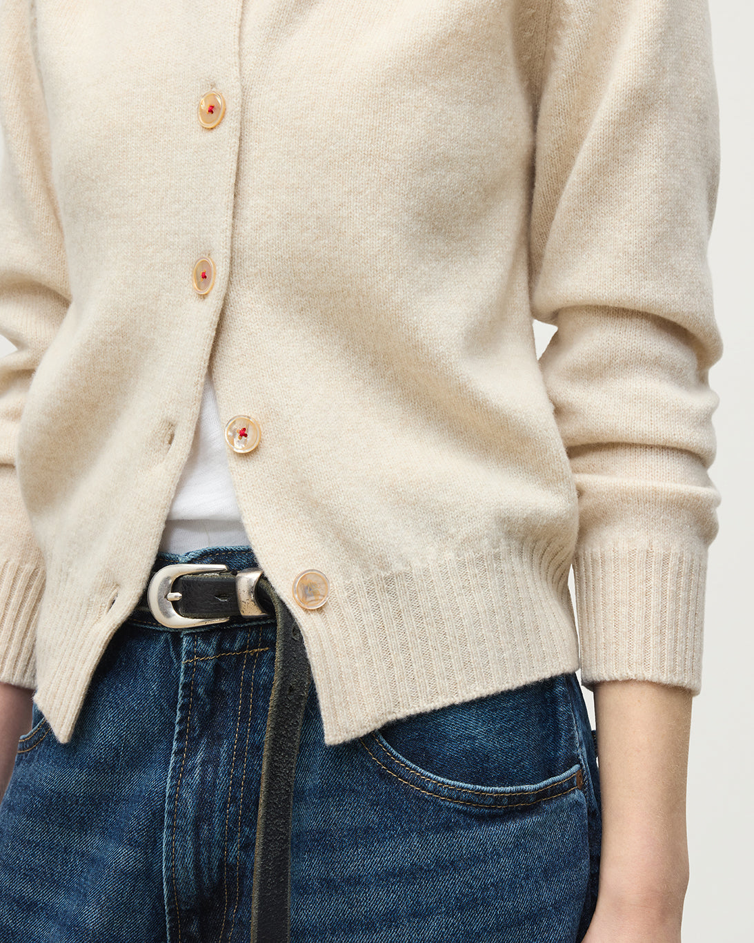 JOHNSTONS OF ELGIN BLYTH CREW CARDIGAN LAMBSWOOL ROUND NECK SADDLE SHOULDER CARDIGAN CREAM 100% LAMBSWOOL KDA00820HB0294