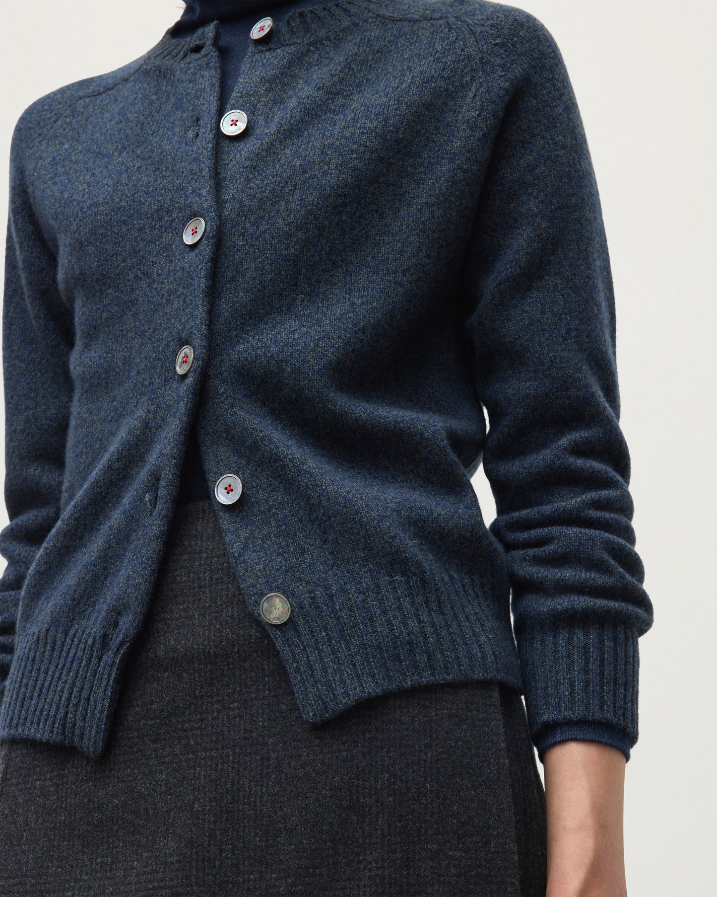 JOHNSTONS OF ELGIN BLYTH CREW CARDIGAN LAMBSWOOL ROUND NECK SADDLE SHOULDER CARDIGAN DARK GREY 100% LAMBSWOOL KDA00820HA7243