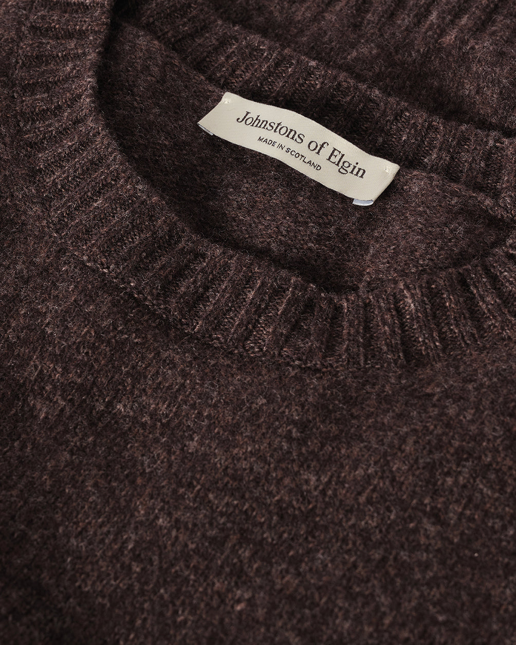 JOHNSTONS OF ELGIN BLYTH CREW SWEATER LAMBSWOOL ROUND NECK SADDLE SHOULDER SWEATER BROWN 100% LAMBSWOOL KDA00821HB7137