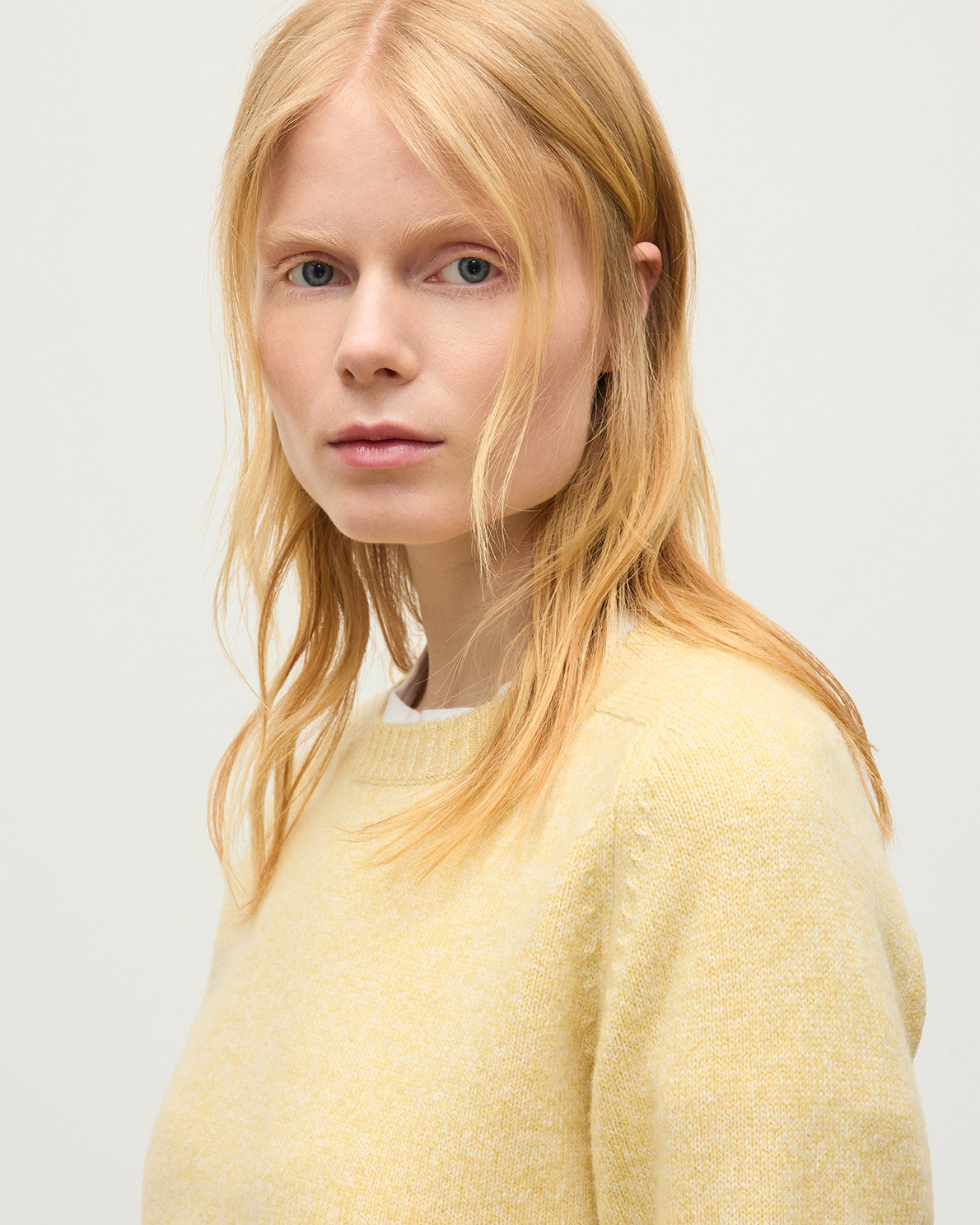 JOHNSTONS OF ELGIN BLYTH CREW SWEATER LAMBSWOOL ROUND NECK SADDLE SHOULDER SWEATER LIGHT YELLOW 100% LAMBSWOOL KDA00821HF0026