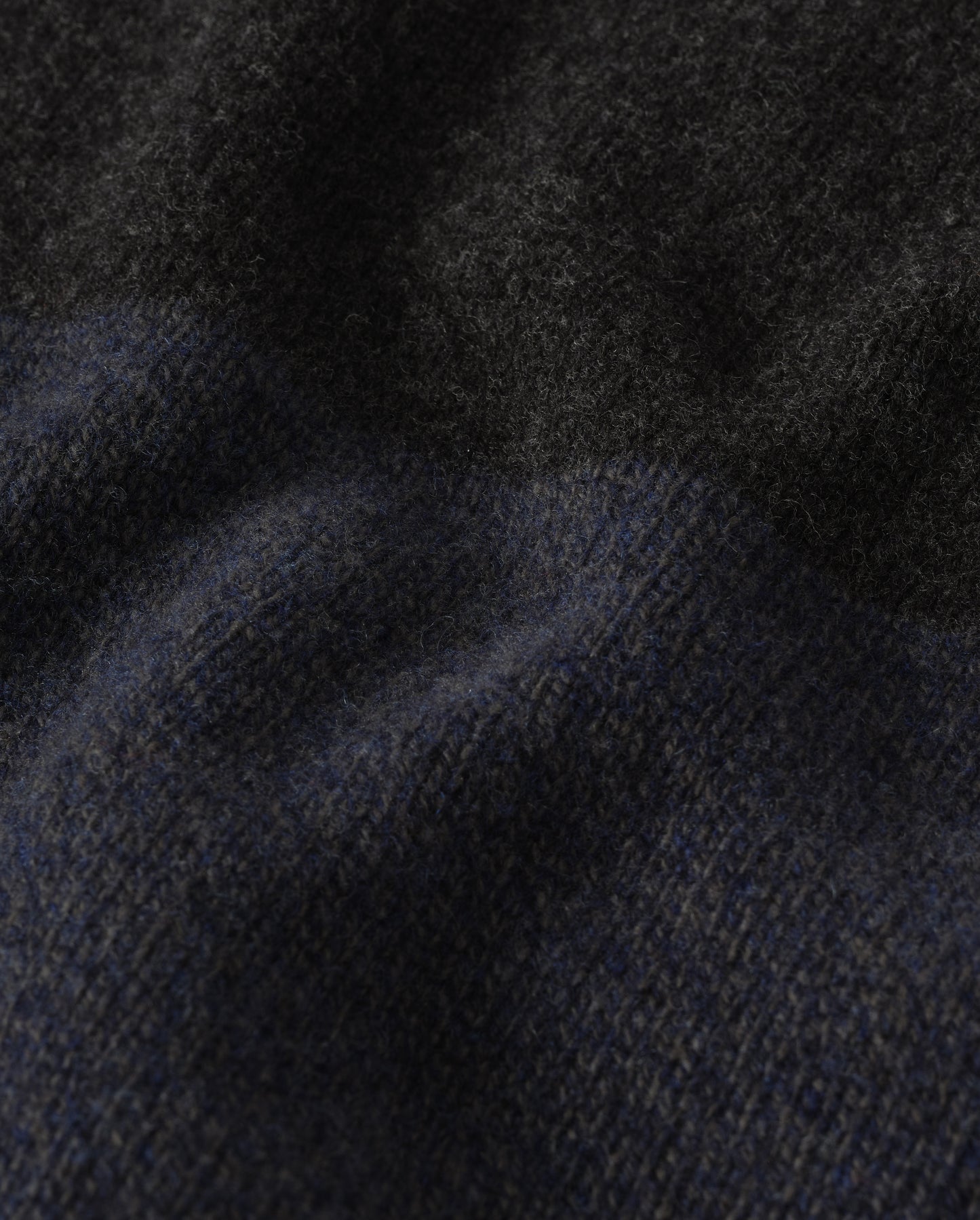 JOHNSTONS OF ELGIN OGILVIE CREW SWEATER LAMBSWOOL COLOURBLOCK CREW NECK SWEATER DARK GREY 100% LAMBSWOOL    KDI00816Q26348 