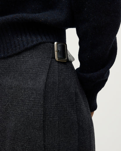 MODEL WEARING LE KILT X JOHNSTONS OF ELGIN LONG CHARCOAL KILT IN WOOL AND CASHMERE TB000844RU7750