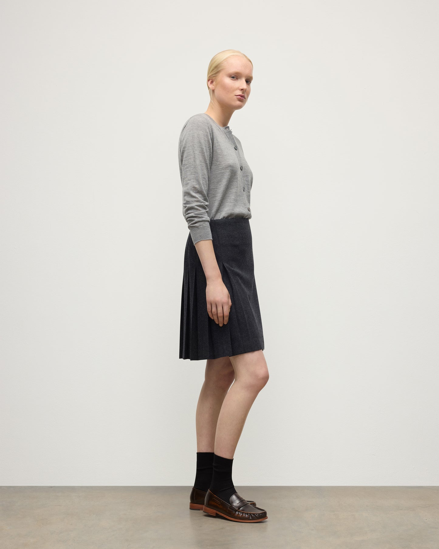 LE KILT X JOHNSTONS OF ELGIN SHIRT CHARCOAL CASHMERE KILT, WIRN WITH HONOR CASHMERE CARDIGAN IN GREY, WITH CASHMERE SOCKS AND LOAFERS TB000845RU7750