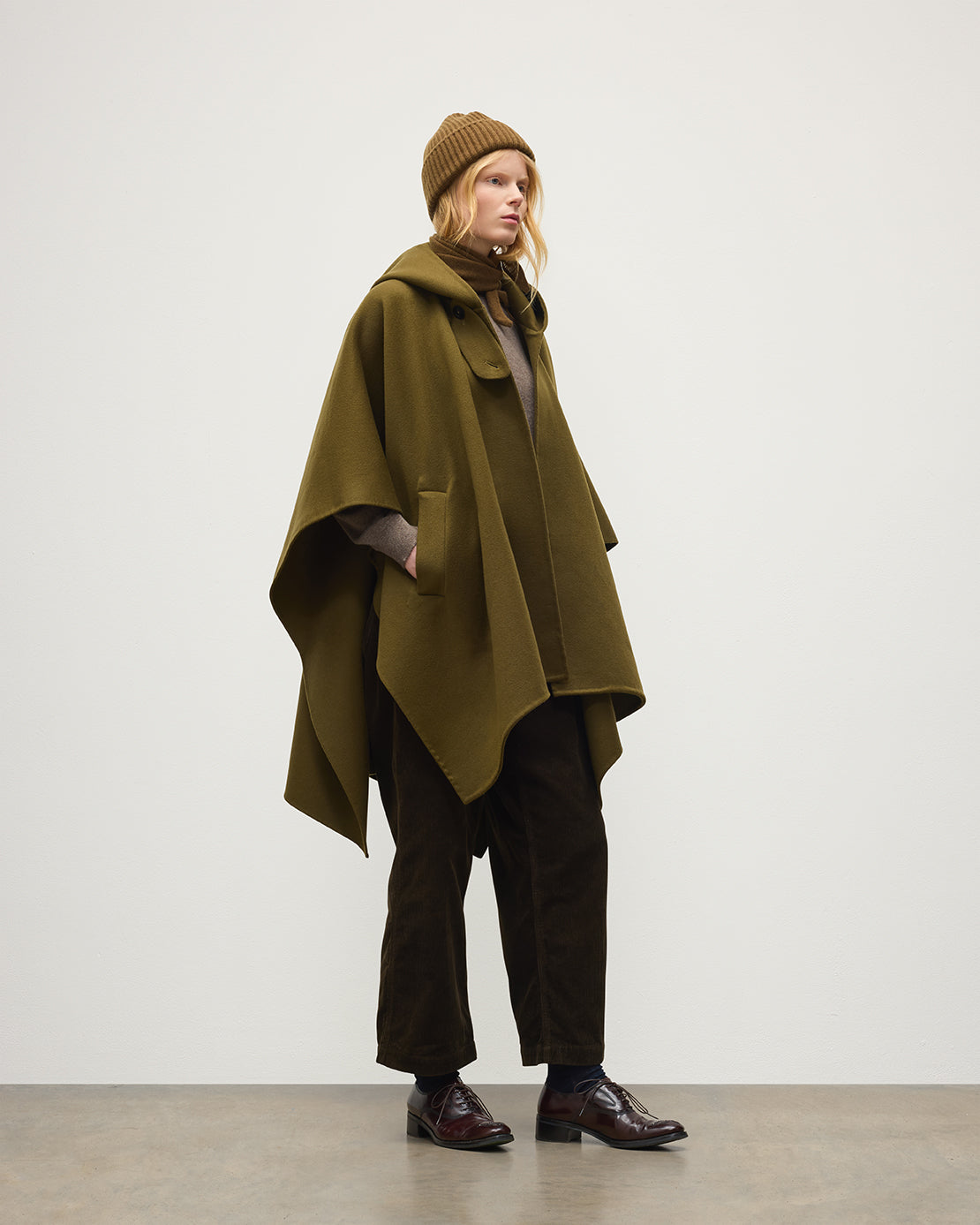 JOHNSTONS OF ELGIN WOMENS HOOLIE DF CM TAILORED HOODED CAPE GREEN 100% CASHMERE WORN WITH JESSIE SWEATER IN HEATHCOT BROWN WITH ALGIE GREEN CASHMERE BEANIE TA000677RU6420ONE
