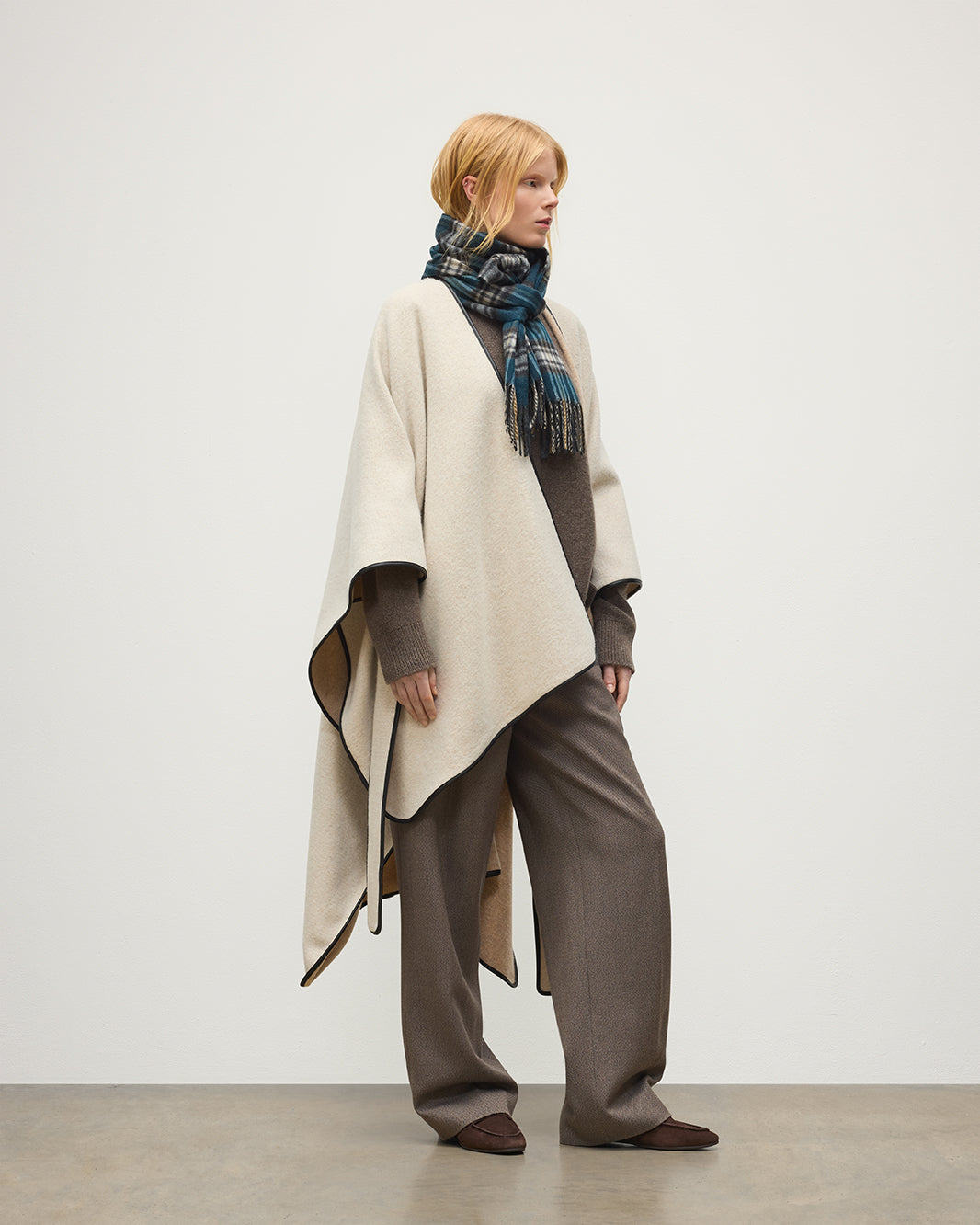 JOHNSTONS OF ELGIN WOMENS BELTED CAPE WITH LEATHER BINDING NATURAL 90% WOOL, 10% CASHMERE TB000696RU7544ONE