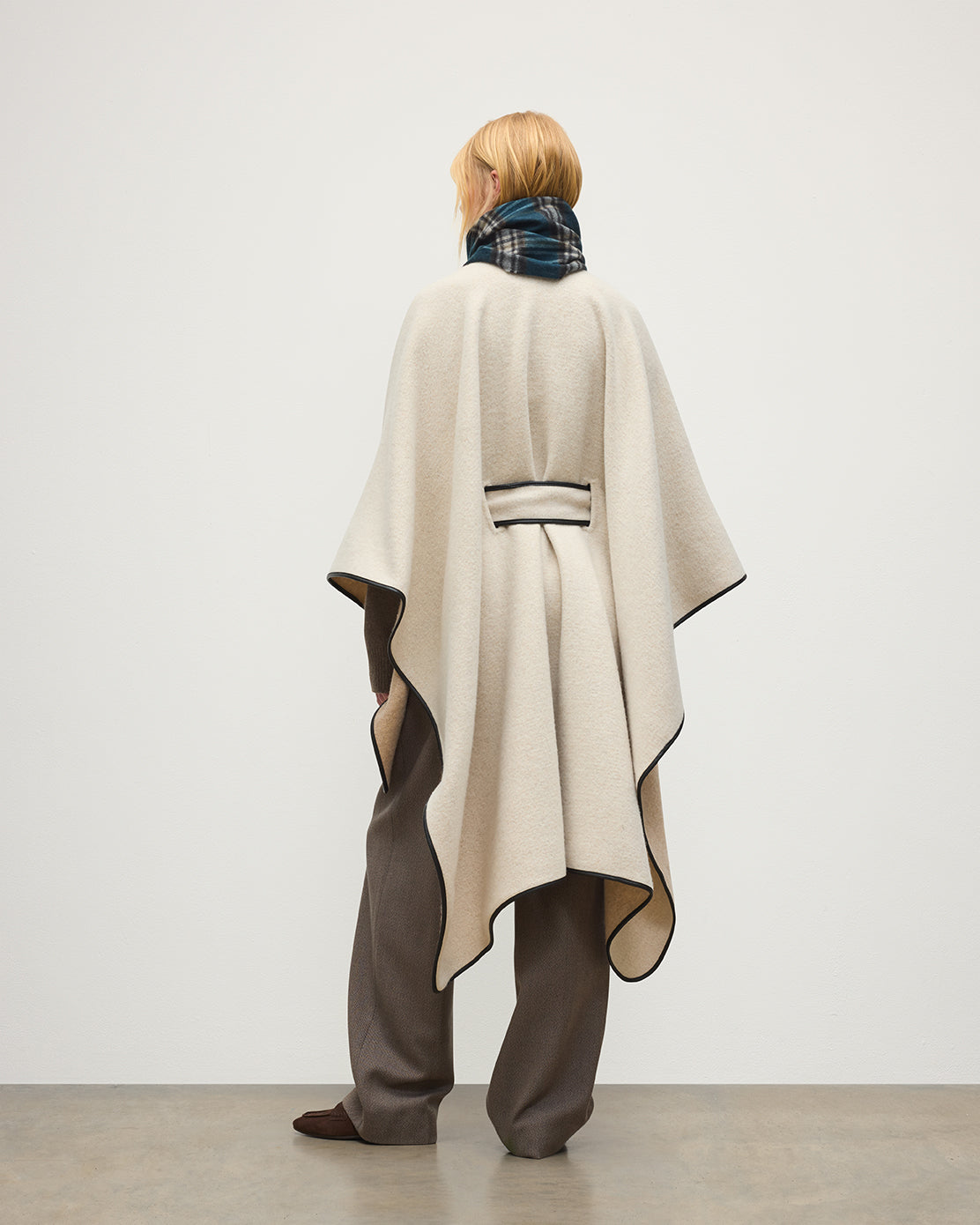 JOHNSTONS OF ELGIN WOMENS BELTED CAPE WITH LEATHER BINDING NATURAL 90% WOOL, 10% CASHMERE TB000696RU7544ONE
