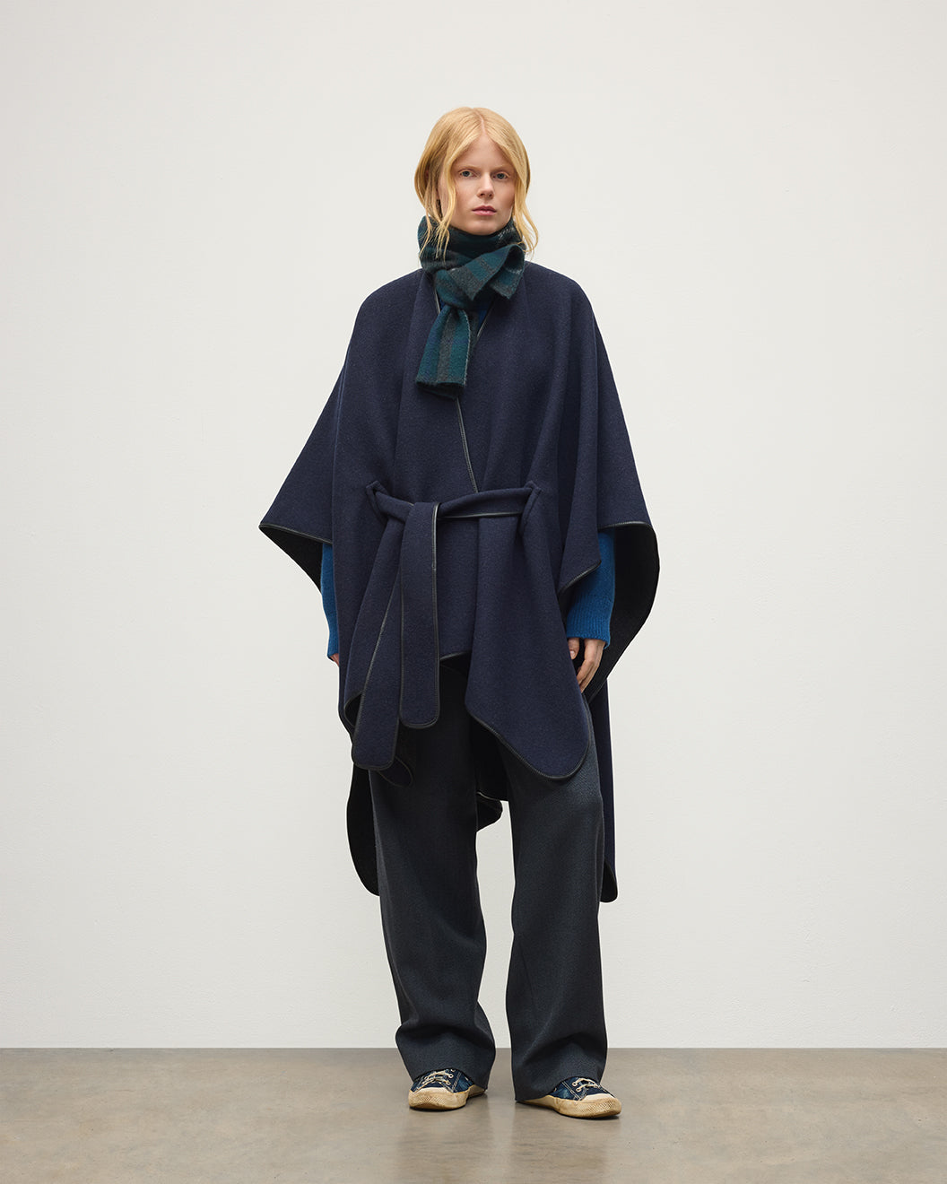 JOHNSTONS OF ELGIN WOMENS BELTED CAPE WITH LEATHER BINDING CHARCOAL & NAVY 90% WOOL, 10% CASHMERE TB000696RU7825ONE