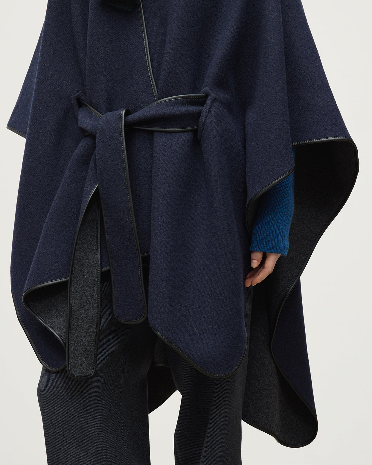 JOHNSTONS OF ELGIN WOMENS BELTED CAPE WITH LEATHER BINDING CHARCOAL & NAVY 90% WOOL, 10% CASHMERE TB000696RU7825ONE