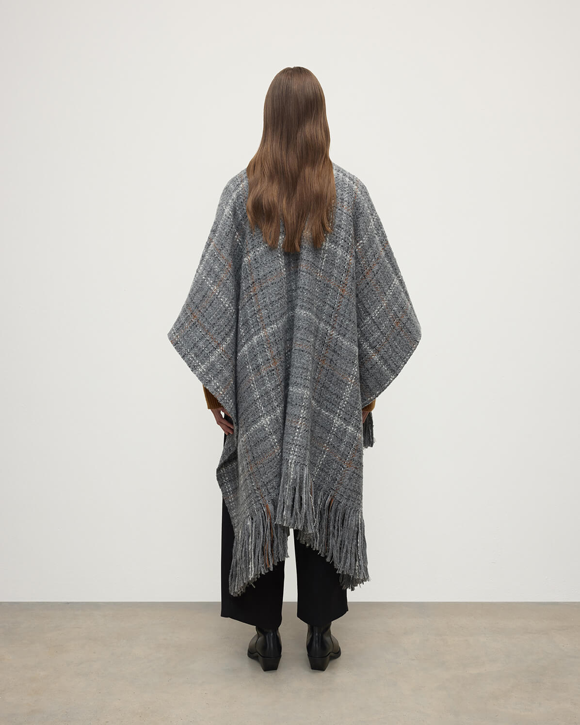 model wearing Johnstons of Elgin AW25 Woven Accessories  Grey Texture Cape back TB000748RU7663ONE