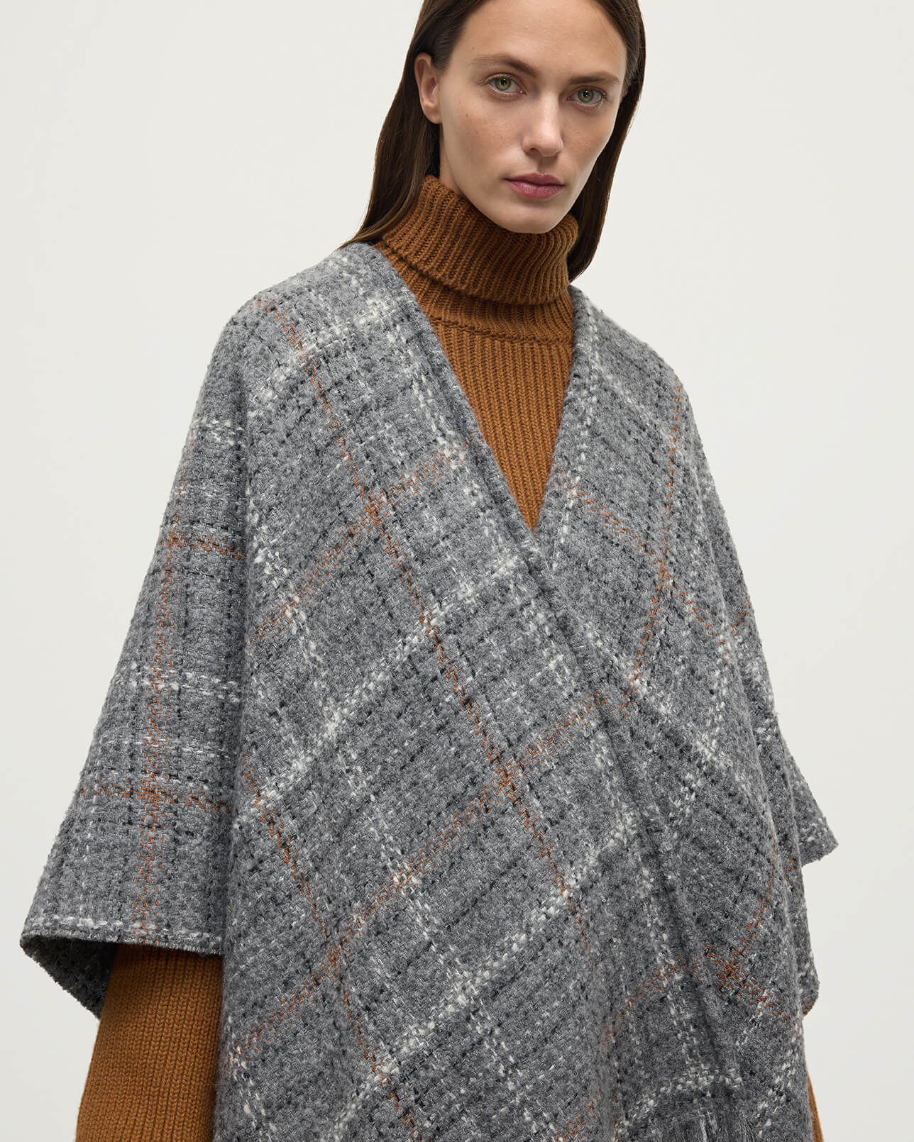 model wearing Johnstons of Elgin AW25 Woven Accessories  Grey Texture Cape Details TB000748RU7663ONE