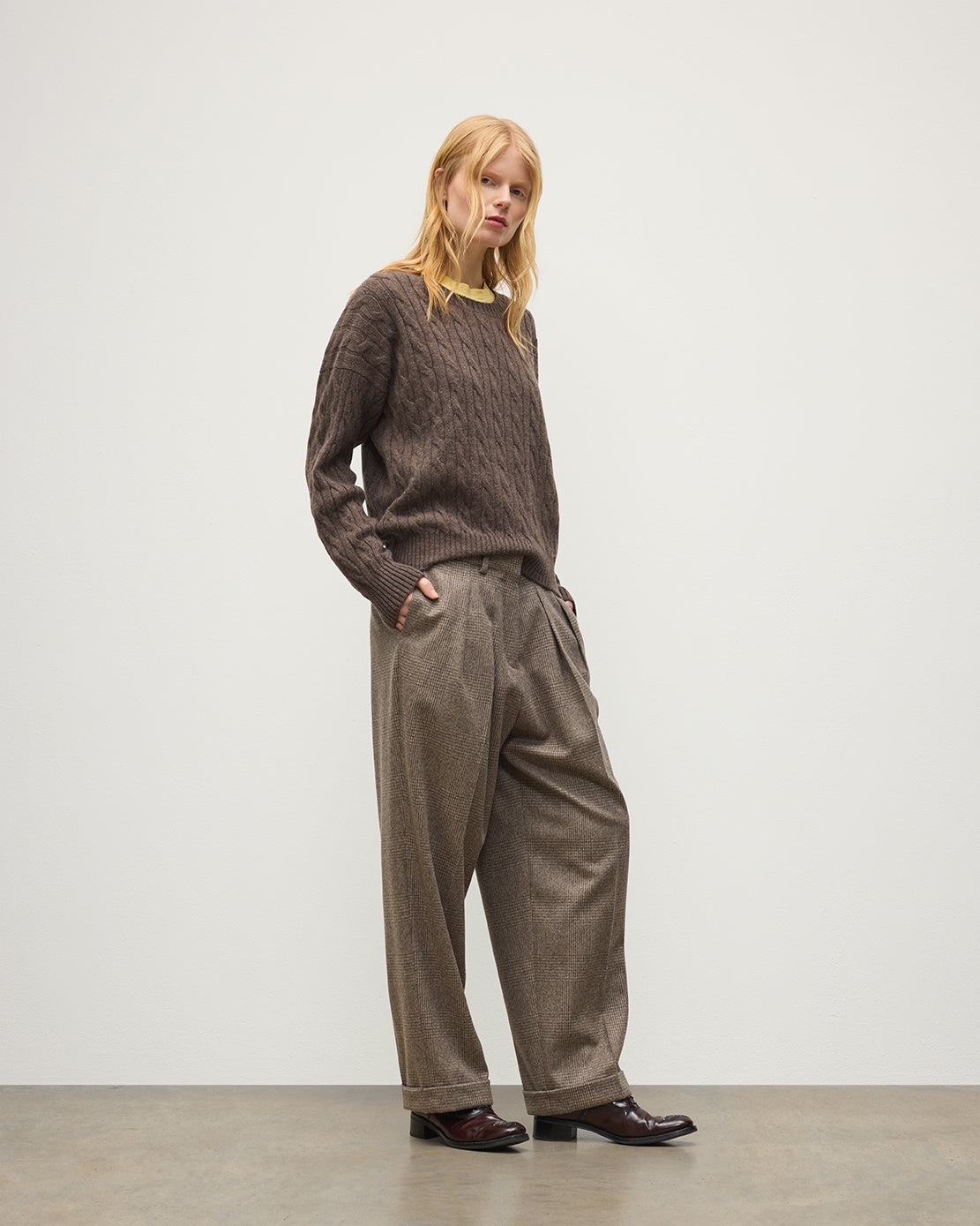 JOHNSTONS OF ELGIN WOMENS MACARA WOOL CM PLEATED TROUSERS 90% WOOL, 10% CASHMERE WORN WITH KYLESKU CABLE CASHMERE SWEATER IN VOLE BROWN TB000858RU7849