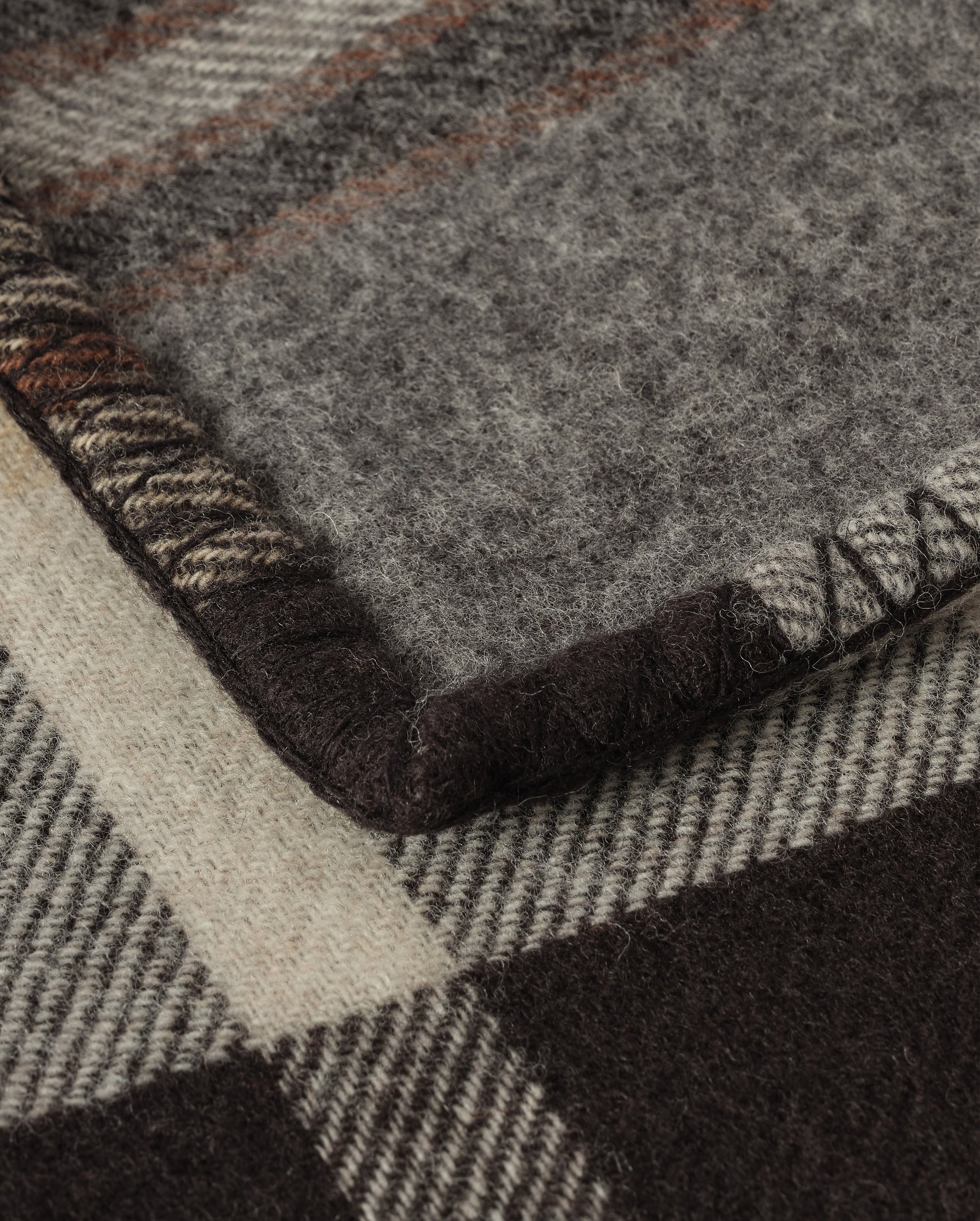 Johnstons of Elgin 100% Wool Black and Brown Plaid Blanket TD000535RU6952ONE