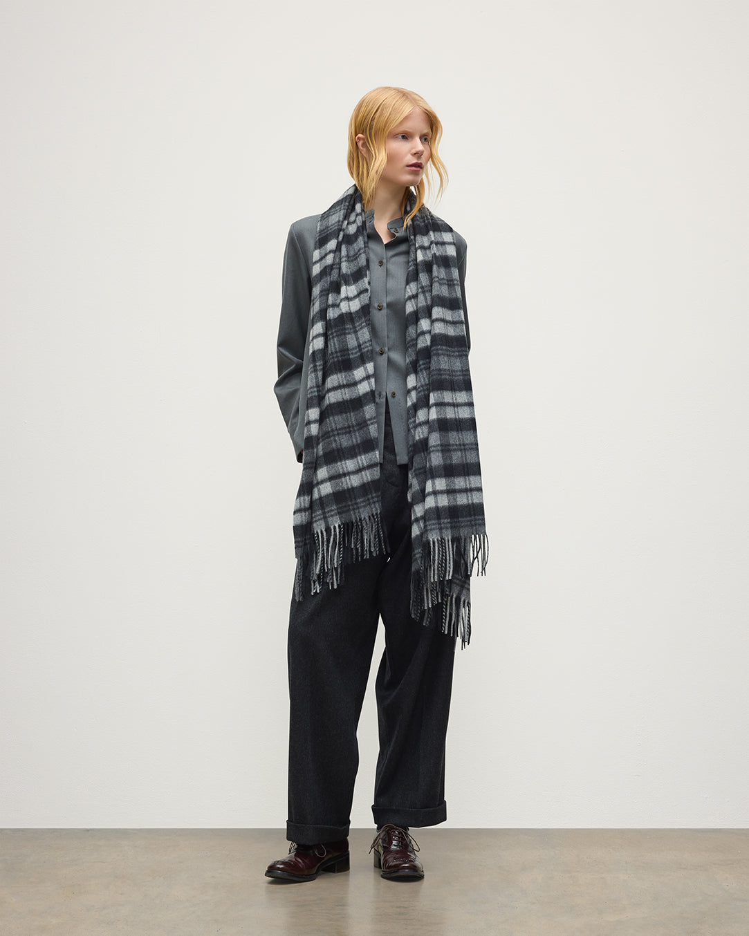 JOHNSTONS OF ELGIN WIDE CSAHMERE SCARF IN GREY WATCH DRESS STEWART WA000057KU0176ONE