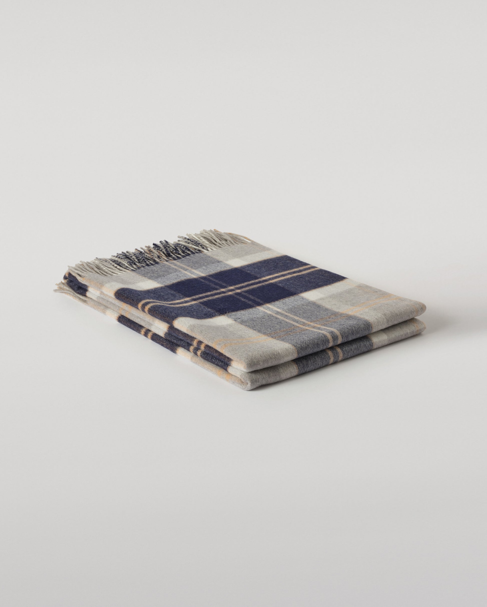 Johnstons of Elgin Silver Bannockbane Reclaimed Cashmere Blanket, Reversible, with fringe finish WA002637RU7822ONE