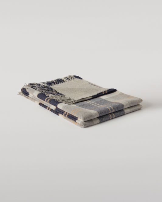 Johnstons of Elgin Silver Bannockbane Reclaimed Cashmere Blanket, Reversible, with fringe finish WA002637RU7822ONE