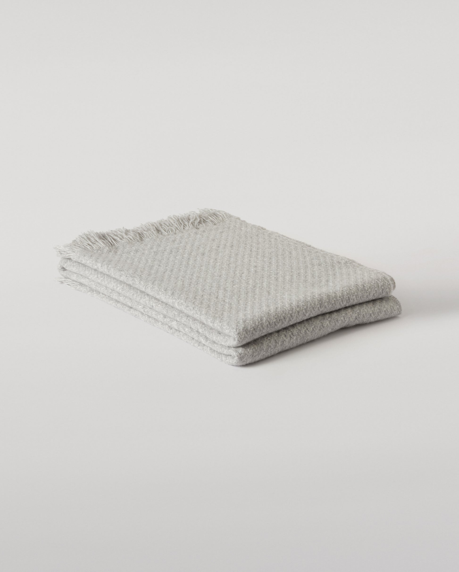 Johnstons of Elgin Yarrow Cashmere Blanket in Light Grey WA002652RU7807ONE