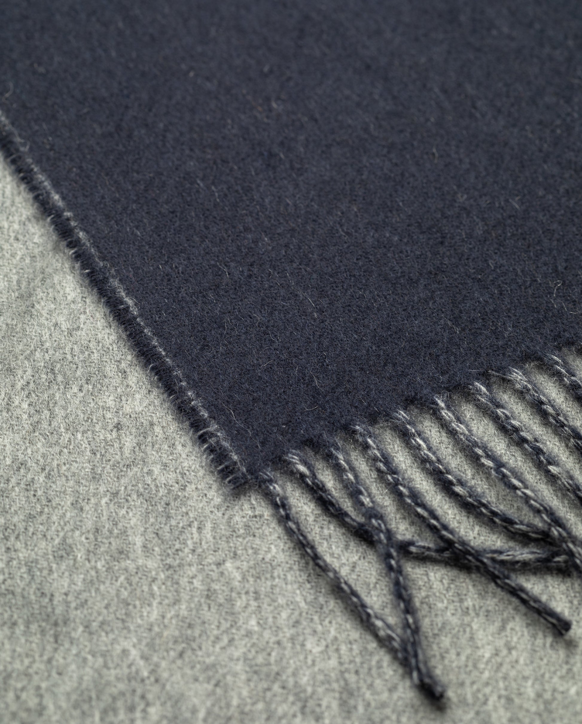 JOHNSTONS OF ELGIN CASHMERE CONTRAST REVERSIBLE SCARF DARK NAVY & GREY 100% CASHMERE WA000020RU7647ONE