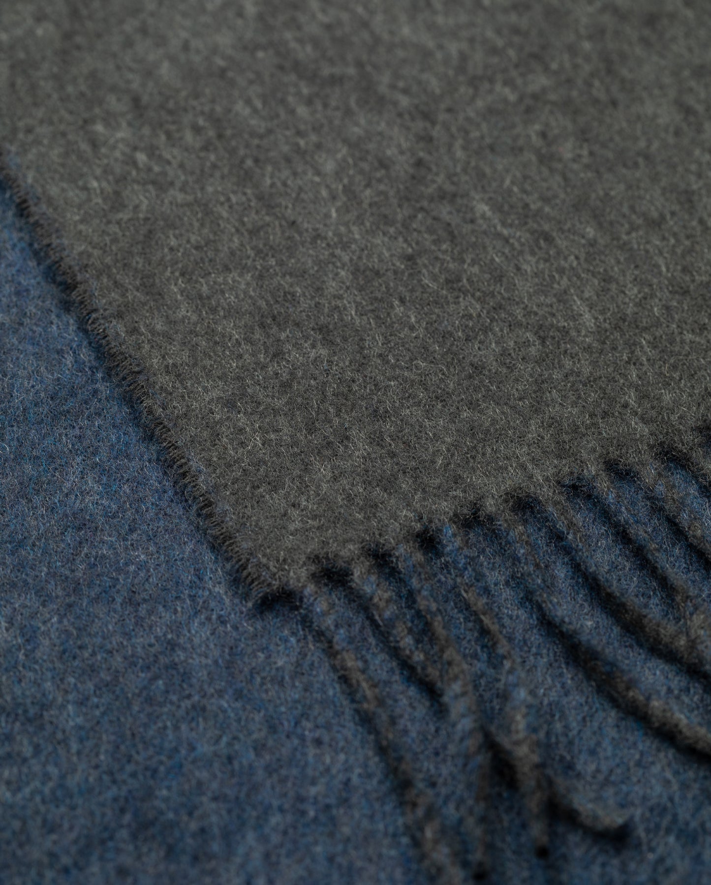 JOHNSTONS OF ELGIN CASHMERE CONTRAST REVERSIBLE SCARF GREY & BLUE 100% CASHMERE WA000020RU7792ONE